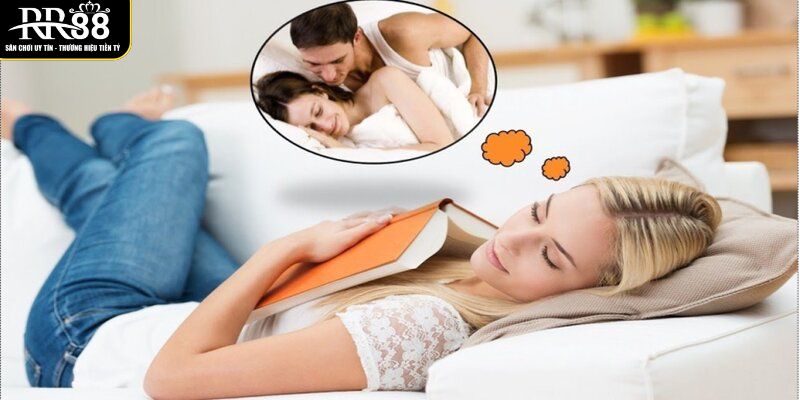 giat-minh-thay-nguoi-yeu-cu-hon-minh-trong-mo